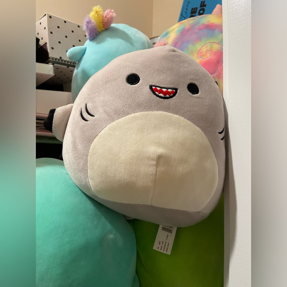 SQUISHMALLOW gordon the shark 8”